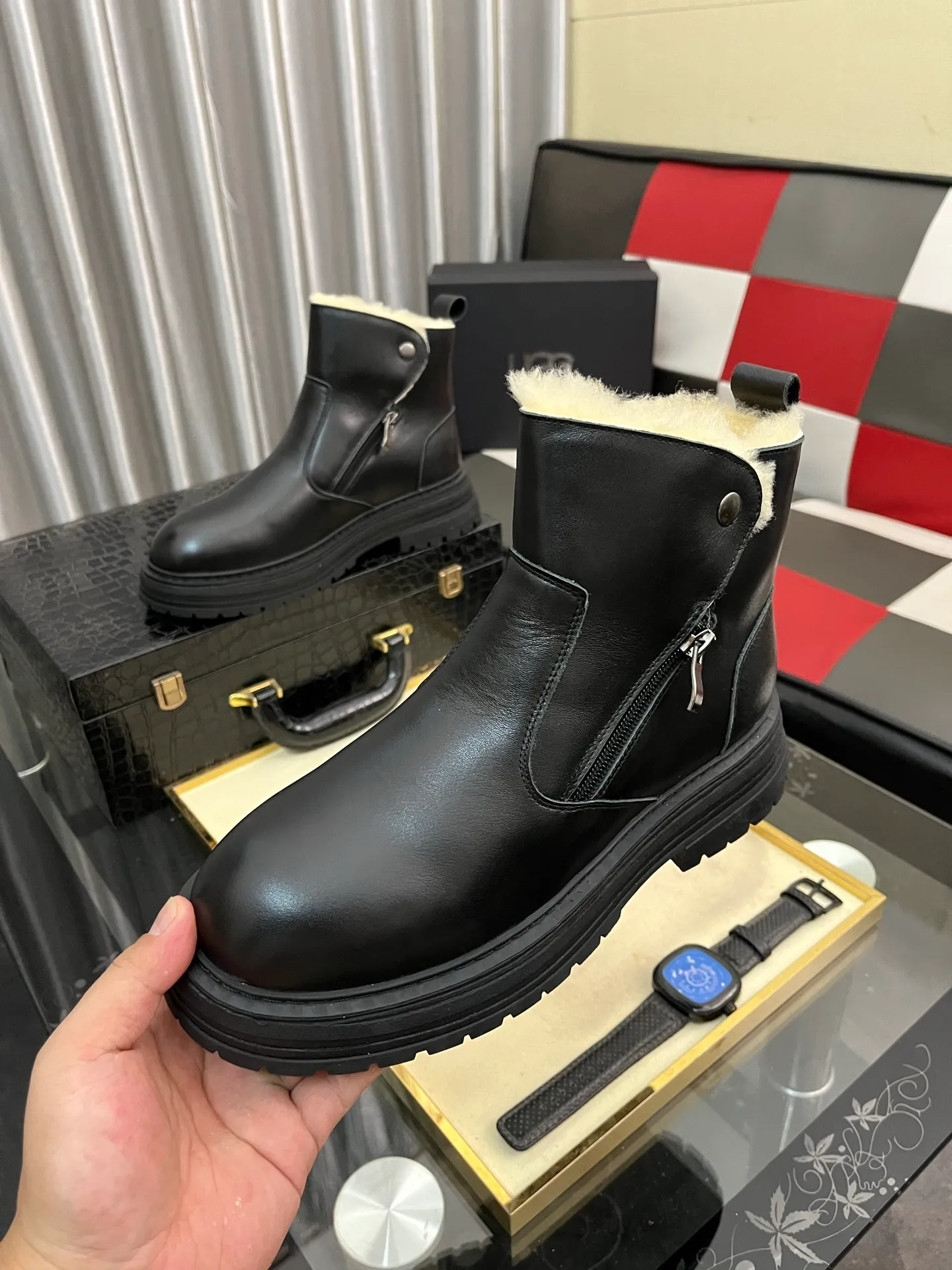Ex-factory price: 680⌚️⌚️Thick wool imported from Australia Brand: UGG genuine purchasing agent Size: 39-44 (45 customized) Grade: Official website 1:1 Material: First layer of genuine leather waterproof and antifreeze upper Real wool lining Original non-slip and wear-resistant outsole Style category: Men's casual shoes Trendy style Comfortable on the feet Color: Official website color synchronization